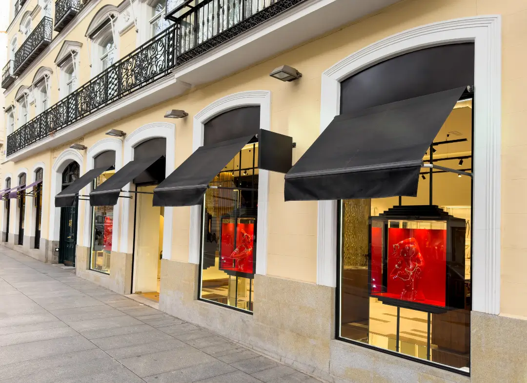 Façade vitrine de magasin en aluminium sur mesure à Gignac-la-Nerthe